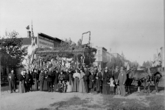 Cadillac-Parade-Horse-Drawn-Float-in-Front-of-the-Scandinavian-House-on-Harris-Street